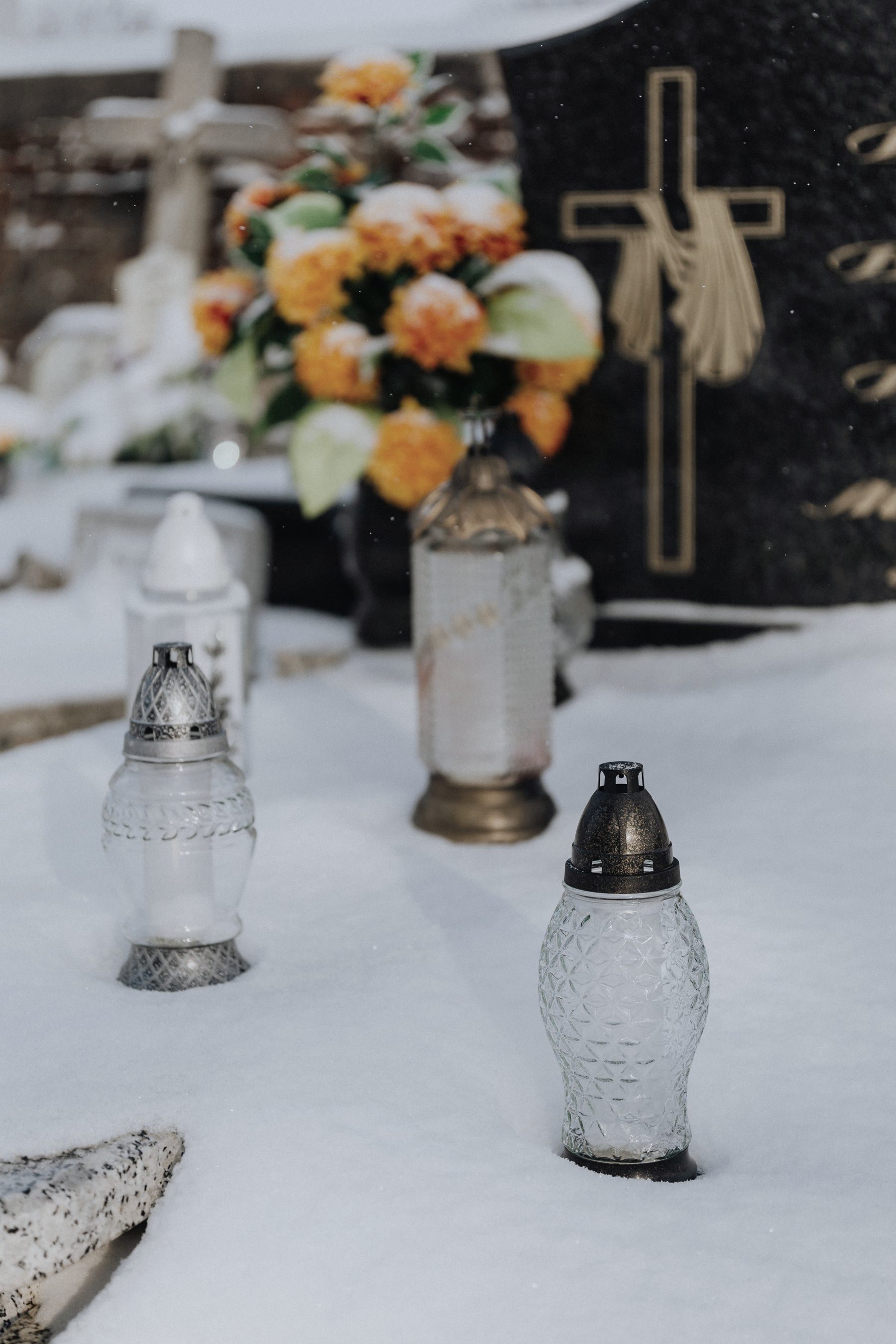 Kapavietas sezonāla kopšana — šķembu izlīdzināšana un svecīte